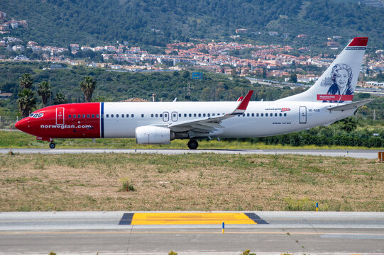 Avi&oacute;n de l&iacute;nea Boeing 737 de la aerol&iacute;nea Norwegian Air Shuttle AOC en el aeropuerto de M&aacute;laga con decoraci&oacute;n de la actriz noruega Wenche Foss