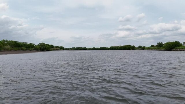 空撮/水面から145mへ上昇する