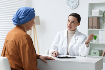 Obraz premium Senior woman with cancer visiting oncologist in clinic