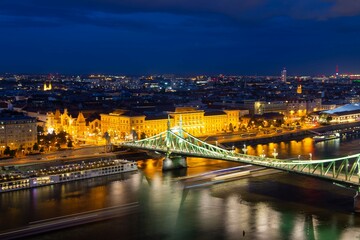 Abendliches Panorama von Budapest mit der Donau und der Freiheitsbr&uuml;cke im Vordergrund