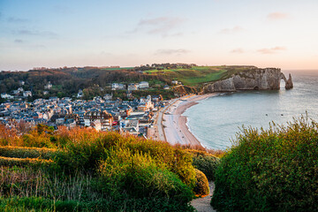 Zachód słońca nad Kanałem La Manche w Etretat, Normandia we Francji. Białe klify z wapienia i kamieniste plaże. © Franciszek