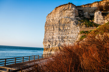 Zachód słońca nad Kanałem La Manche w Etretat, Normandia we Francji. Białe klify z wapienia i kamieniste plaże. © Franciszek