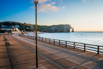 Zachód słońca nad Kanałem La Manche w Etretat, Normandia we Francji. Białe klify z wapienia i kamieniste plaże. © Franciszek