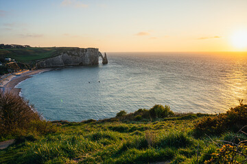 Zachód słońca nad Kanałem La Manche w Etretat, Normandia we Francji. Białe klify z wapienia i kamieniste plaże. © Franciszek