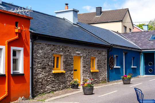 Farbenfrohe Geb&auml;ude an einer Stra&szlig;e in Dingle in Irland