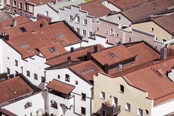 Obraz premium Burghausen's Mosaic Rooftops: A Patchwork of Bavarian History and Charm
