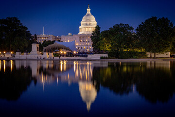 Obraz premium US Capitol Building at night