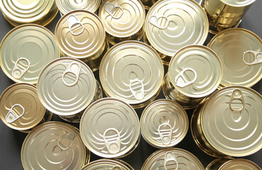 Viele Konservendosen in verschiedenen Größen von oben