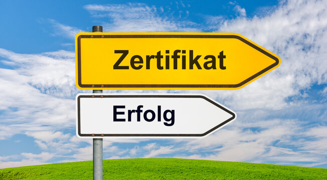 Zwei Wegweiser zeigen in die selbe Richtung und sind beschriftet mit Zertifikat und Erfolg als Symbolbild - FOTOMONTAGE