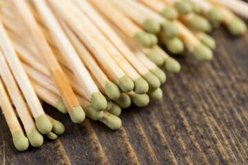 Chaotically scattered wooden matches without matchboxes on the table, a large number of wooden matches scattered in a large pile, close up