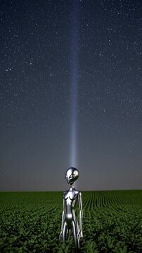 Extraterrestre m&eacute;tallique dans un champ sous un ciel &eacute;toil&eacute; avec faisceau lumineux

