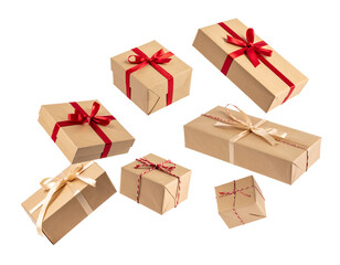 Weihnachtspakete fallend isoliert auf wei&szlig;en Hintergrund 