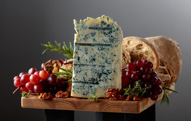 Gorgonzola cheese with ciabatta, walnuts, grapes, and aromatic herbs.