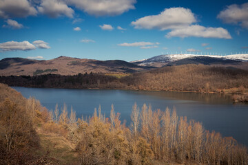 Serenidad Alpina: Lago y Monta&ntilde;as Nevadas