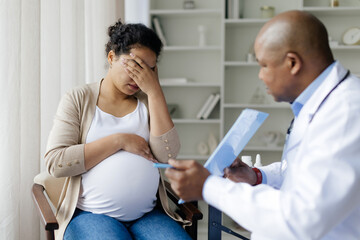 Obraz premium Gynecologist Doctor Showing Clipboard With Medical Test Results To Stressed Pregnant Woman During Meeting In Clinic, Therapist Man Demonstrating Complete Blood Count Range To Upset Expectant Lady