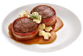 prato com carne bovina com bacon ao molho de cogumelos isolado em fundo transparente