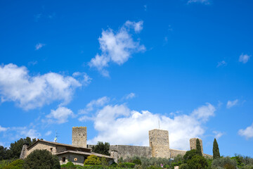 Monteriggioni &egrave; una citt&agrave; medievale cinta da mura, situata su un poggio naturale e di notevole importanza architettonica e culturale