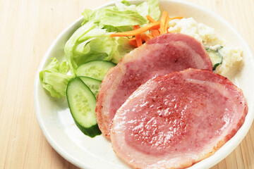 焼いたハムステーキ