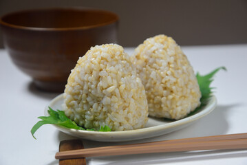 玄米おにぎりと味噌汁