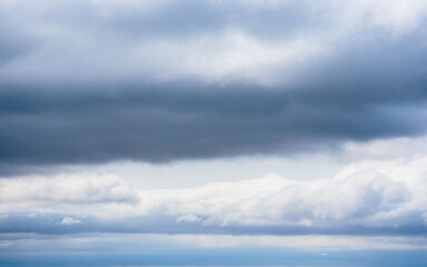 5月の山から どんよりとした雲が連なる空02