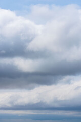 Fototapeta premium 5月の山から どんよりとした雲が連なる空07