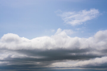 5月の山から どんよりとした雲と上に広がる青空02