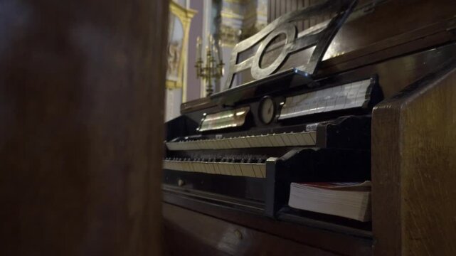&Oacute;rgano instrumental de un templo de arquitectura barroca