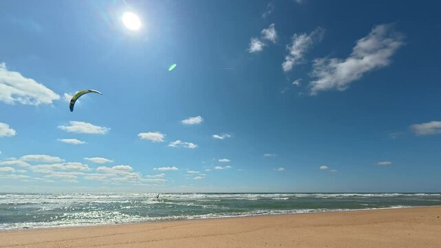 Kitesurf &agrave; Capbreton Oc&eacute;an plage des culs nus sous un ciel bleu 