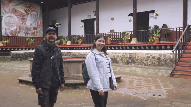 Dos j&oacute;venes turistas dan un paseo por el pueblo