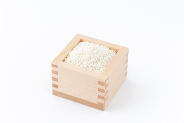 白背景に枡に入ったもち米