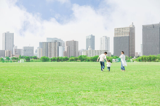 公園で遊ぶ親子
