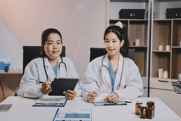 Fototapeta premium doctors and nurse having informal meeting in hospital canteen