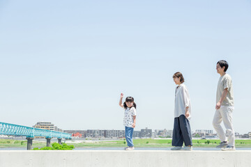土手を行進する家族