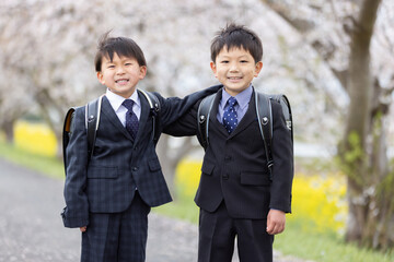 入学式イメージ　肩を組む新一年生
