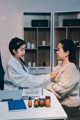 Obraz premium Doctor use stethoscope examining respiratory system and consultations for the elderly patients, talking check-up health or sharing test results