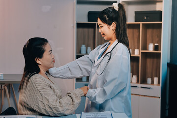 Obraz premium Medicine doctor hand reassuring her female patient
