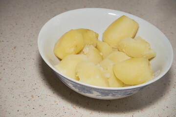 młode ziemniaki w misce 