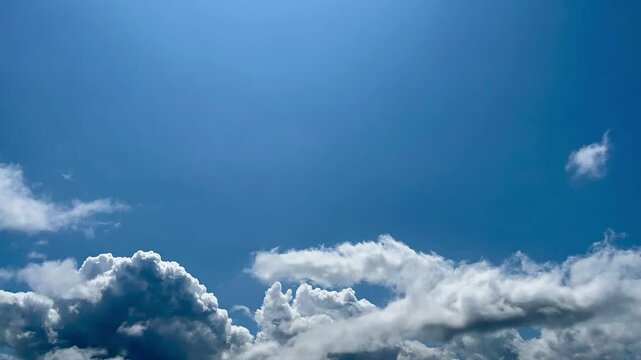 晴れの日の青空　タイムラプス