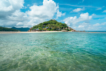 Fototapeta premium Tropical sea and islands, crystal clear water and beaches on Koh Nang Yuan