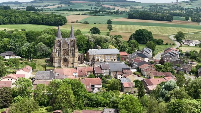 Vue a&eacute;rienne du village d'Avioth avec sa c&eacute;l&egrave;bre basilique, dans la Meuse, en Lorraine