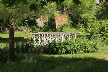 Kleine Hoözbrücke im Garten der kleinen Marienkirche im Zentrum der Stadt Lippstadt in Nordrhein-Westfalen