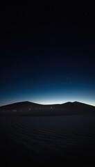 Fondo vertical oscuro azul gris&aacute;ceo estrellas del firmamento, paisaje monta&ntilde;oso, iluminado el horizonte, gradiente, tema abstracto, presentaciones, mensajes, motivaci&oacute;n 