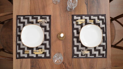 zigzag modern placemat and runners on the dining table
