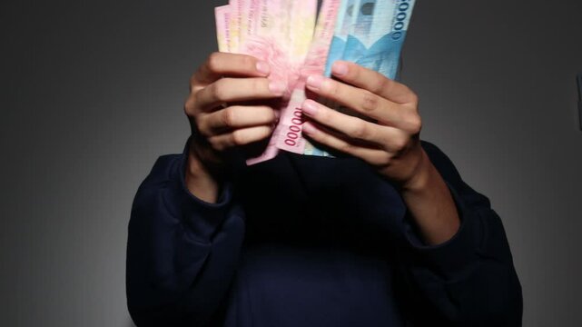 a thief counting rupiah