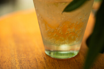 冷えたジンジャエールの水滴