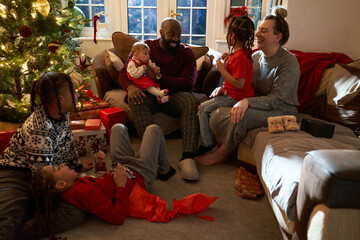 Obraz premium Family with children hanging out in living room at Christmas