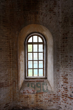 A window with the number 1990 written on it