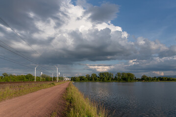 Goczałkowice Zdrój, widok na tory kolejowe i staw Maciek  w majowe popołudnie. © Elżbieta Kaps