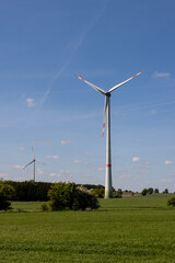 Landschaft in Niedersachen mit 2 Windrädern