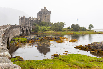Obraz premium Eilean Donan Castle, near the Isle of Skye, rises on a small island where three lochs meet. A Scottish icon, it blends medieval charm, dramatic landscapes, and timeless heritage by the water
